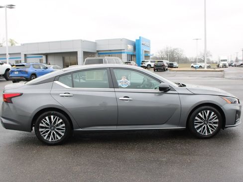 Used 2024 Nissan Altima 2.5 SV FWD image 11