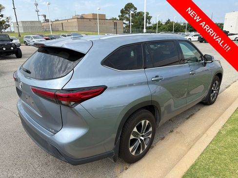 Used 2022 Toyota Highlander XLE FWD image 4