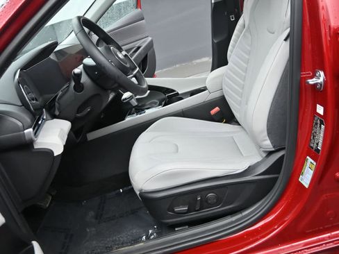 Certified 2025 Hyundai Elantra Limited image 16