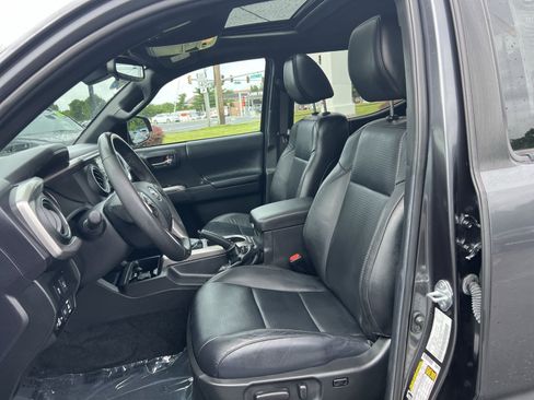 Used 2022 Toyota Tacoma Limited w/ Nightshade Package AWD/4WD image 13