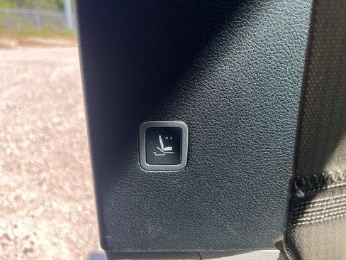 Used 2023 Chrysler Pacifica Touring-L FWD image 28