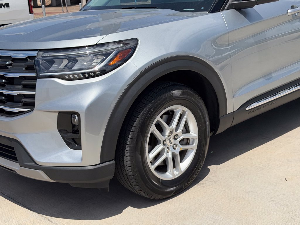 Used 2025 Ford Explorer Active w/ Active Comfort Package RWD image 9