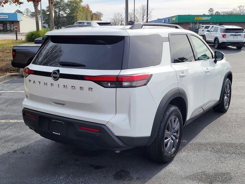 Used 2025 Nissan Pathfinder SV image 2