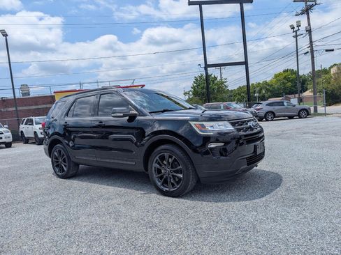 Used 2018 Ford Explorer XLT w/ Equipment Group 202A AWD/4WD image 3