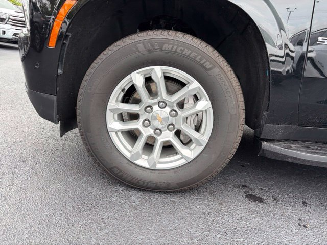 Certified 2025 Chevrolet Suburban LS w/ LPO, Dark Essentials Package RWD image 9