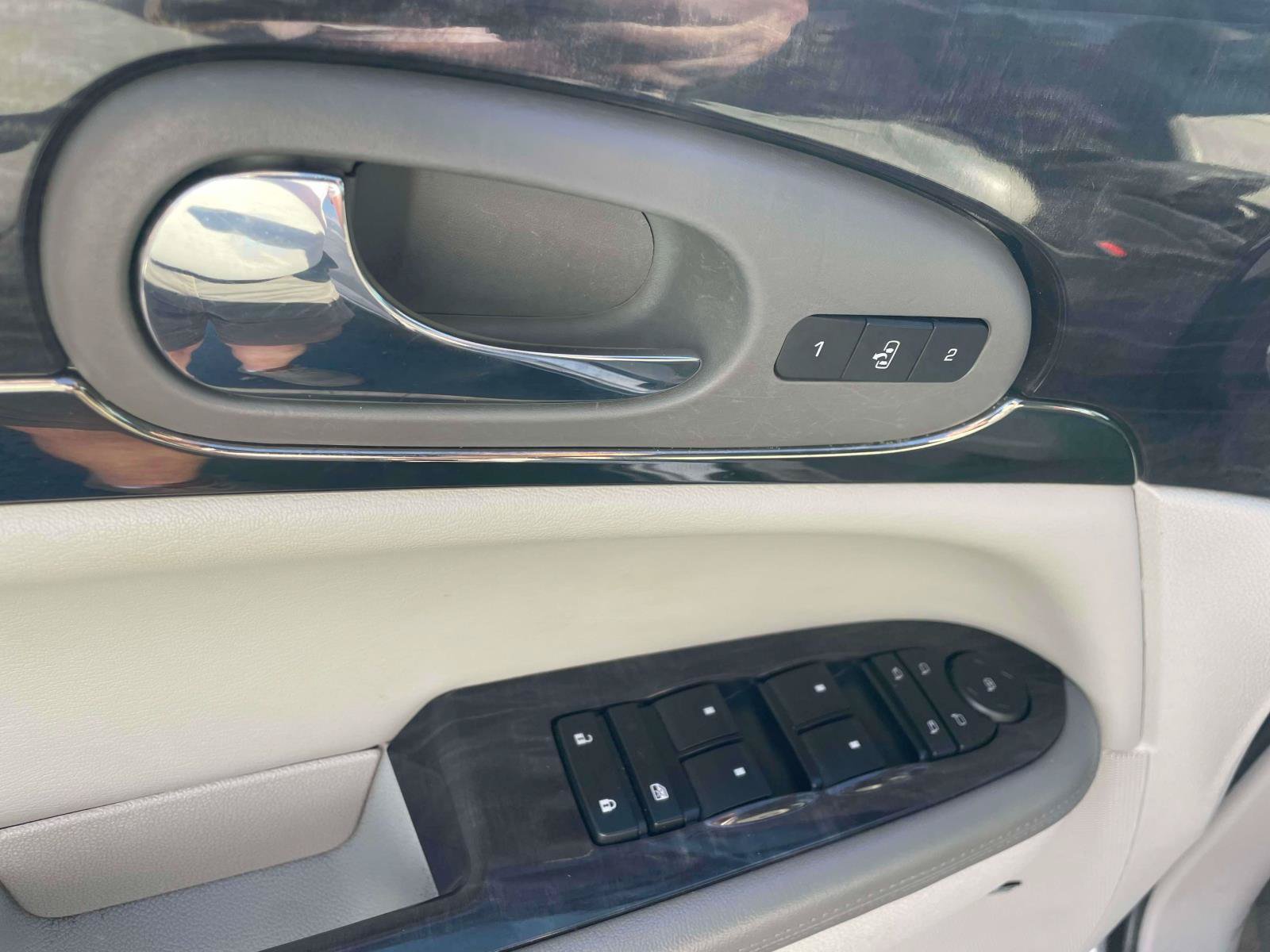 Used 2016 Buick Enclave Premium w/ Experience Buick Package FWD image 11
