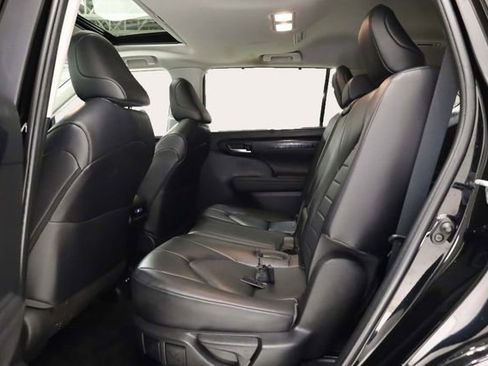 Used 2023 Toyota Highlander XLE image 29