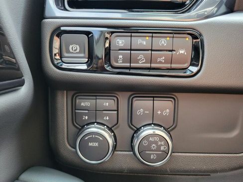 Used 2025 GMC Yukon AT4 w/ AT4 Premium Package AWD/4WD image 21