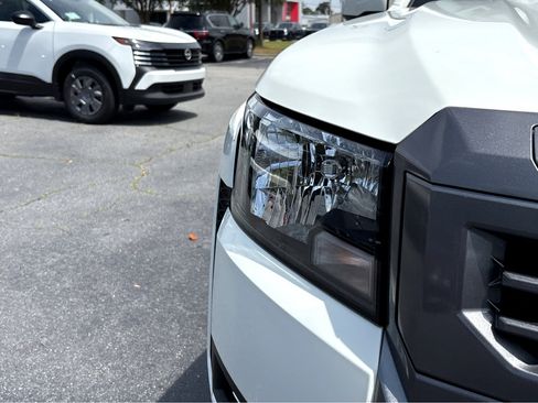 Used 2025 Nissan Frontier SV w/ SV Convenience Package RWD image 4