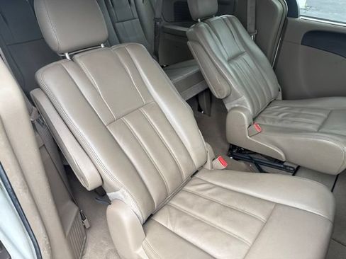 Used 2013 Chrysler Town & Country Touring FWD image 16