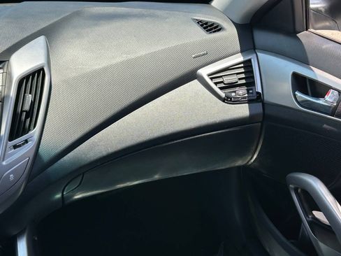 Used 2017 Hyundai Veloster FWD image 19