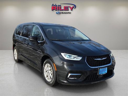 Used 2023 Chrysler Pacifica Touring-L image 7