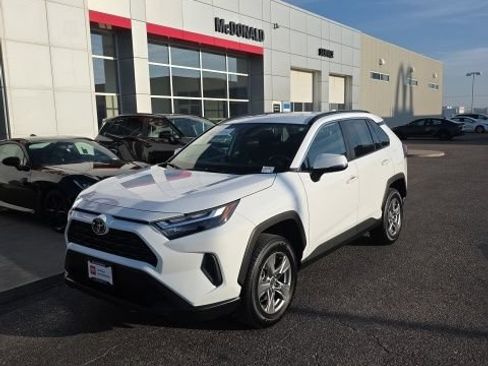 Used 2025 Toyota RAV4 XLE AWD/4WD image 2