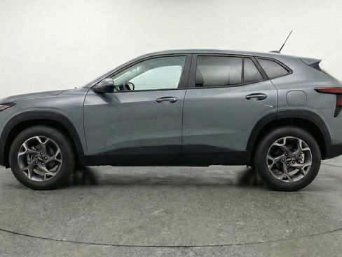 Used 2025 Chevrolet Trax LT w/ LT Convenience Package FWD image 5