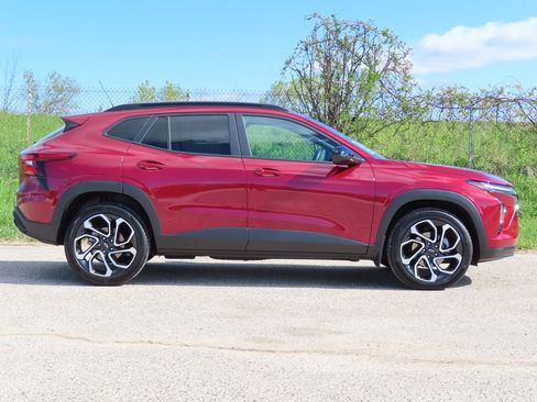 Used 2025 Chevrolet Trax RS w/ Sunroof Package FWD image 2