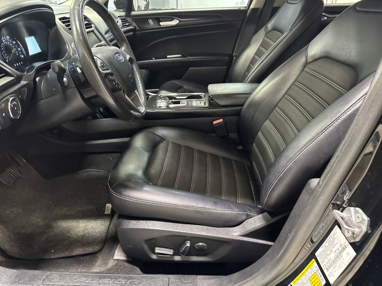Used 2018 Ford Fusion SE w/ Equipment Group 201A FWD image 17