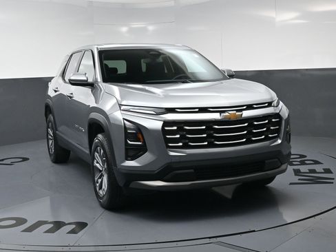 Used 2026 Chevrolet Equinox LT FWD image 3