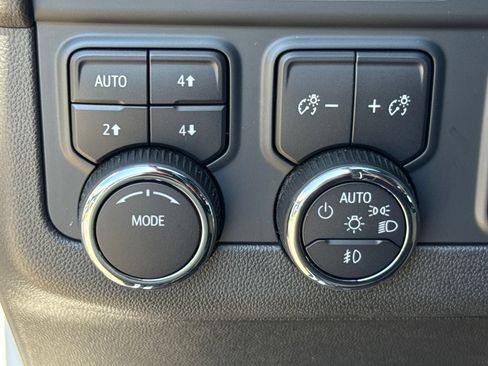 Used 2025 Chevrolet Suburban LT w/ Comfort Package AWD/4WD image 31
