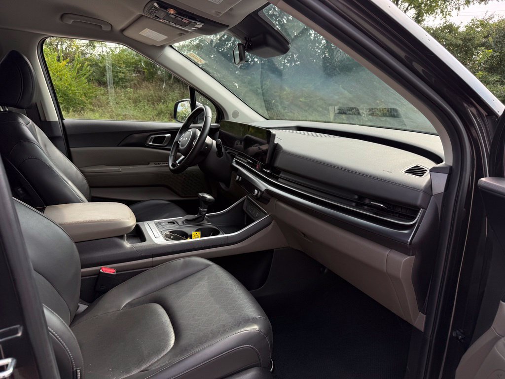 Used 2025 Kia Carnival FWD image 21