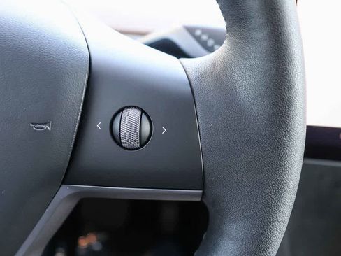 Used 2024 Tesla Model Y 2WD image 23