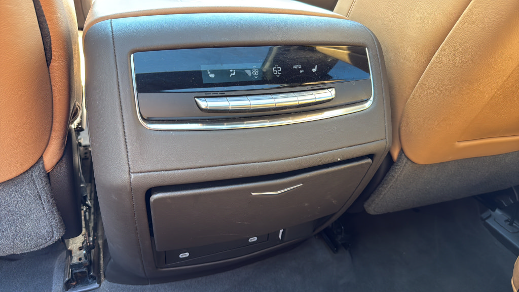 Used 2021 Cadillac Escalade Sport w/ LPO, ONYX Package AWD/4WD image 17