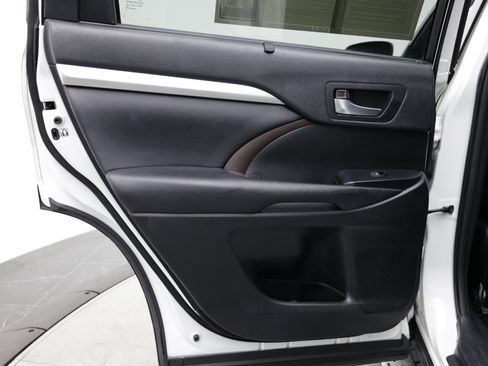 Used 2019 Toyota Highlander XLE AWD/4WD image 31