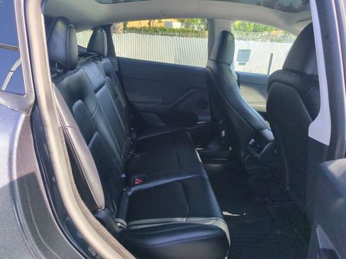Used 2025 Tesla Model Y Long Range RWD image 29