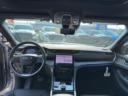 New 2025 Jeep Grand Cherokee L Limited w/ Luxury Tech Group II image 29