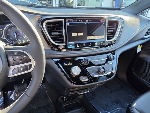 New 2026 Chrysler Pacifica Select image 15
