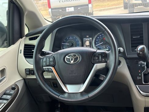 Used 2017 Toyota Sienna XLE image 25