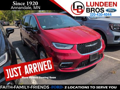 Used 2025 Chrysler Pacifica Select