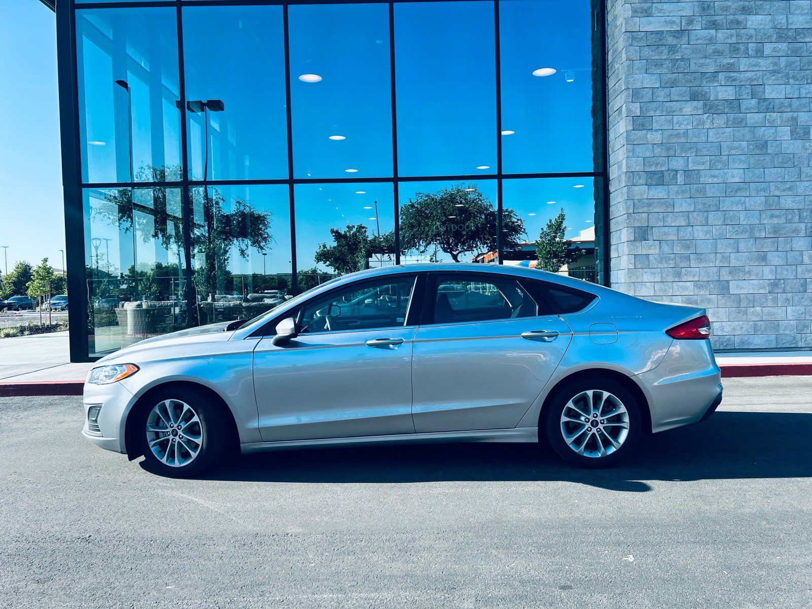 Used 2020 Ford Fusion SE FWD image 2
