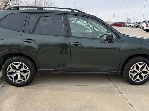 Used 2023 Subaru Forester Premium image 7