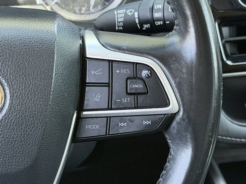 Used 2022 Toyota Highlander XLE FWD image 14