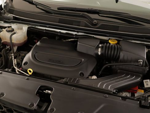 Used 2024 Chrysler Pacifica Touring-L image 31