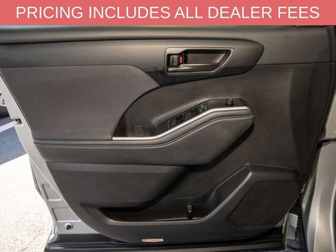 Used 2025 Toyota Highlander LE FWD image 13
