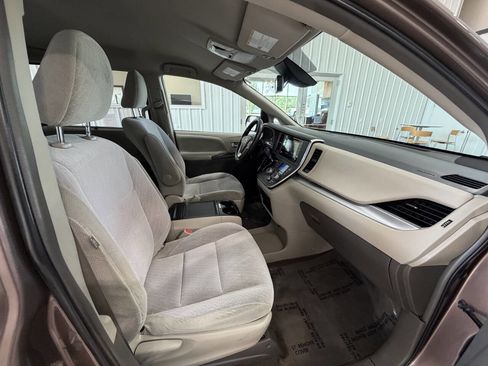 Used 2018 Toyota Sienna LE FWD image 26