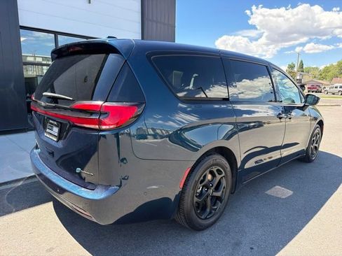 Used 2022 Chrysler Pacifica Touring-L w/ Uconnect Theater Family Group FWD image 9