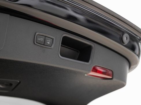 Certified 2026 Porsche Macan AWD/4WD image 30