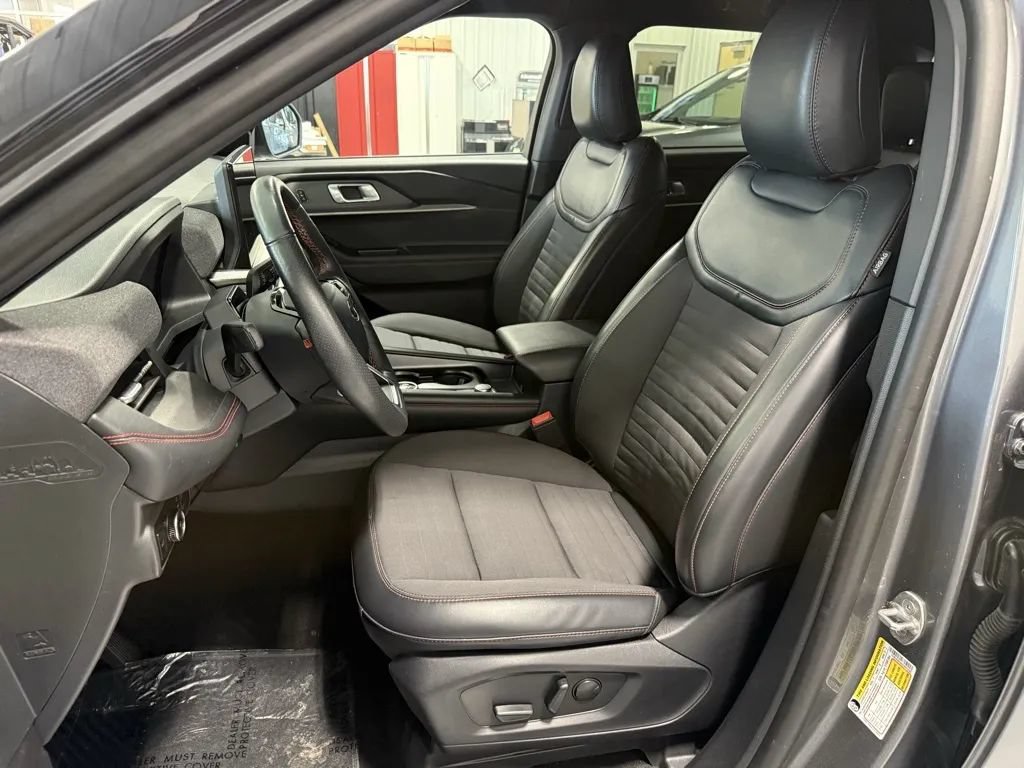 Used 2025 Ford Explorer ST-Line w/ ST-Line Street Pack AWD/4WD image 23