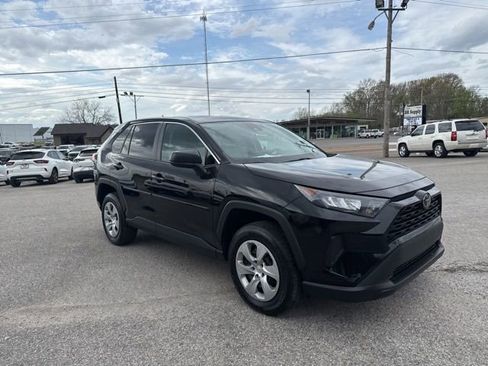 Used 2022 Toyota RAV4 LE image 10