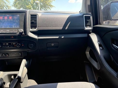 Used 2022 Nissan Frontier SV RWD image 9