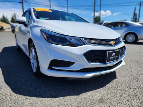 Used 2017 Chevrolet Cruze LT FWD image 3