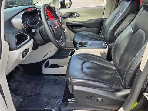 Used 2022 Chrysler Pacifica Touring-L image 9