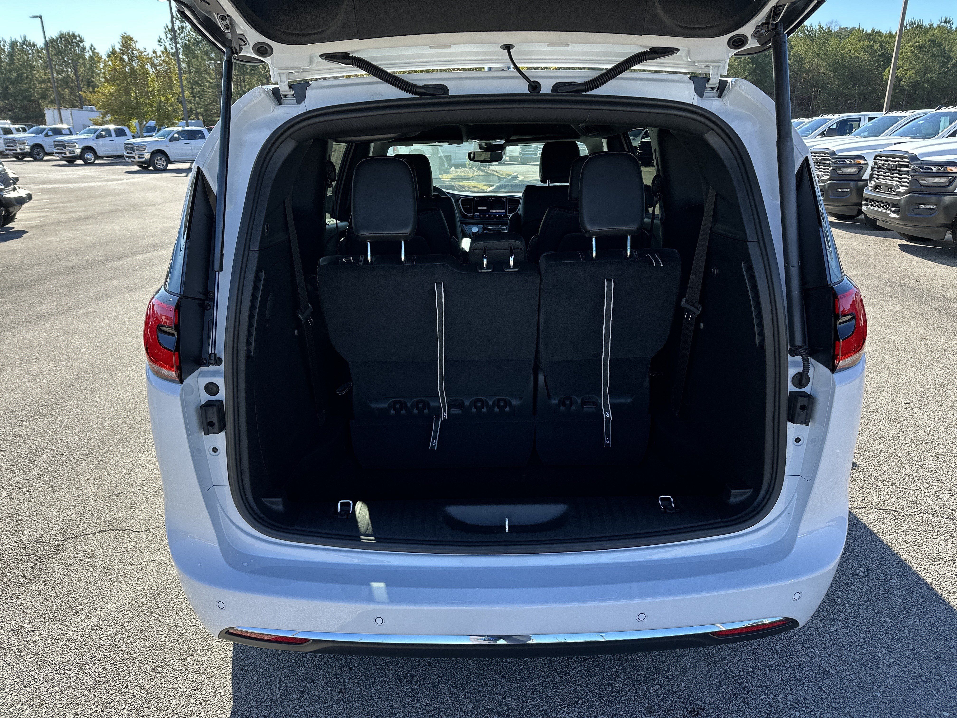 New 2026 Chrysler Pacifica Select FWD image 21