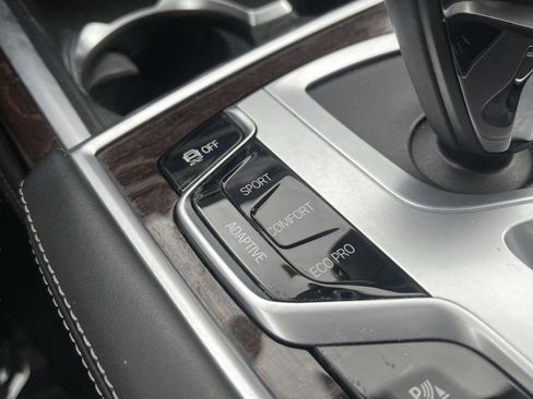 Used 2022 BMW 750i xDrive w/ Executive Package image 19