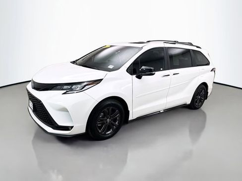 Used 2025 Toyota Sienna XSE w/ XSE Premium Package AWD/4WD image 3