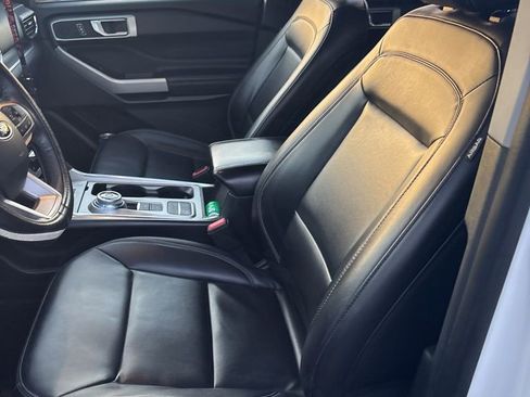 Used 2022 Ford Explorer XLT w/ Equipment Group 202A image 6