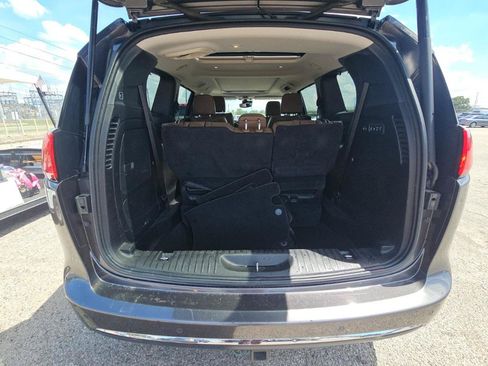 Used 2017 Chrysler Pacifica Limited w/ Advanced Safetytec Group FWD image 13