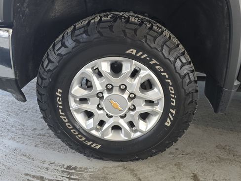 Used 2024 Chevrolet Silverado 2500 LT w/ Convenience Package image 9